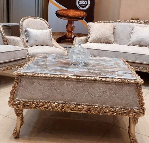 طاولة وسط كلاسيكية مزخرفة