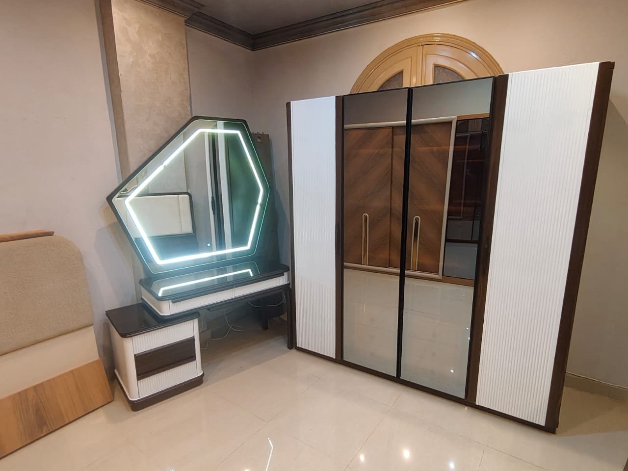 تسريحة بمرايا مضيئة وتصميم هندسي من أعمال مصنع الأخوين بدمياط