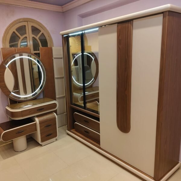 دولاب خشبي بمرايا بيضاوية