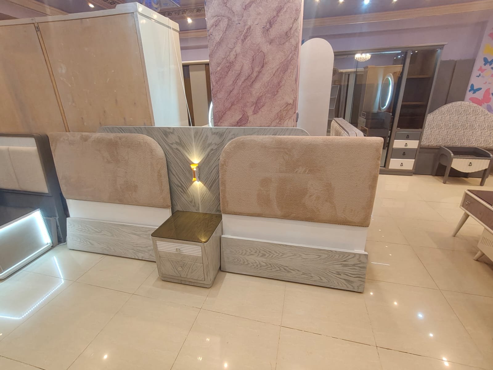 سرير مبطن بتصميم هندسي من أعمال مصنع الأخوين بدمياط