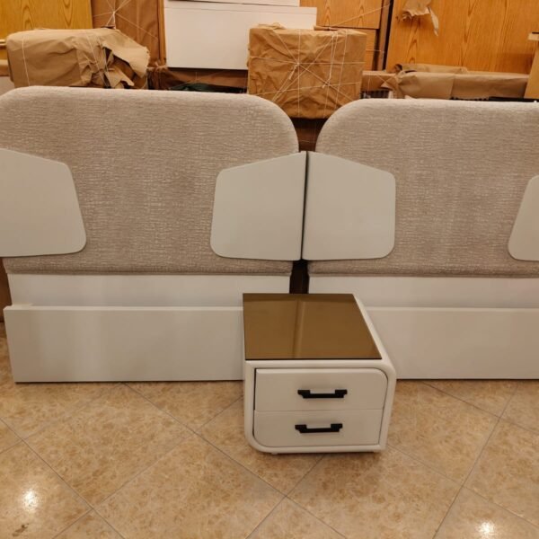 سرير فاتح مع وحدة جانبية